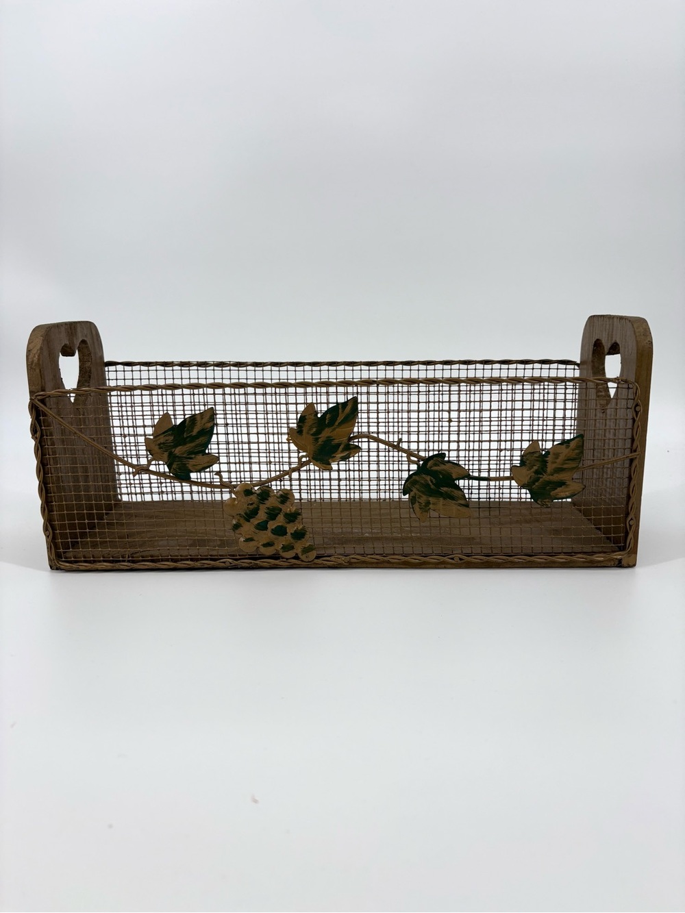 Vtg Country Farmhouse Wire Mesh Basket Wood Heart Wall Pocket Spice Rack Planter